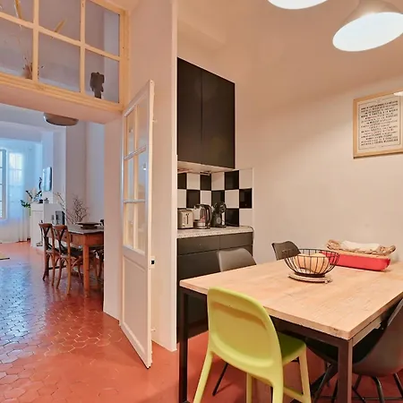 Tanneurs Furnished Flat *